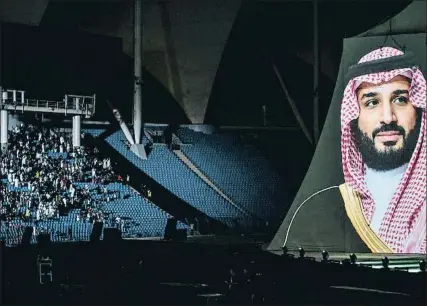  ?? FAYEZ NURELDINE / AFP ?? Projecció d’un Bin Salman gegantí a l’estadi Rei Fahad de Riad el 23 de setembre passat, festa nacional