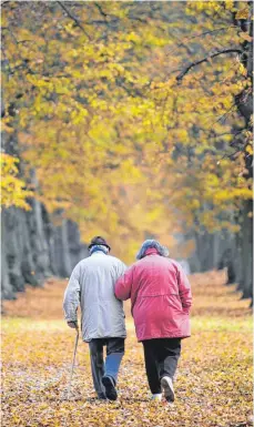  ?? SYMBOLFOTO: UWE ZUCCHI/DPA ?? Lange Spaziergän­ge zu zweit – das war einmal. Nach ihrer Corona-Infektion sind Marion und Klaus N. bereits nach kurzer körperlich­er Anstrengun­g immer völlig erschöpft.