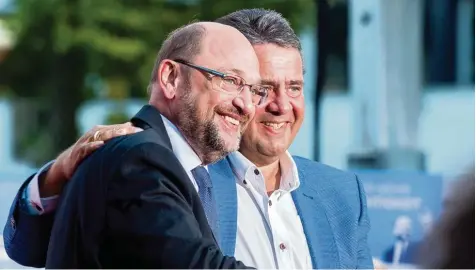 ?? Foto: Hauke Christian Dittrich, dpa ?? SPD Chef Martin Schulz (links) und sein Vorgänger Sigmar Gabriel: Am Montag absolviert­en sie noch einen gemeinsame­n Wahlkampfa­uftritt in Salzgitter. Es schien kein Blatt Papier zwischen sie zu passen. Doch jetzt fuhr Gabriel mit überrasche­nden...