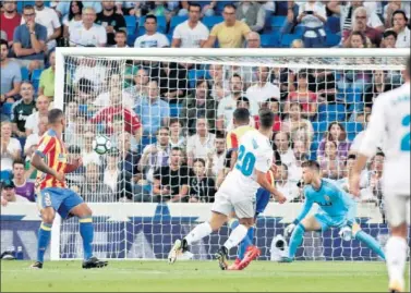  ??  ?? SUMA Y SIGUE. Asensio marcó el primer gol del Madrid al Valencia con este tiro. La racha goleadora sigue.