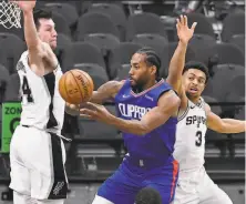  ?? Darren Abate / Associated Press ?? Kawhi Leonard had 25 points and seven rebounds in a victory in San Antonio. The Clippers improved to 2916.