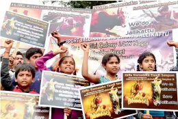  ?? — PTI ?? Students participat­e in a protest to lift the ban on Jallikattu and impose a ban on Peta, in Bengaluru on Saturday.