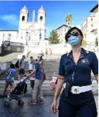  ?? AFP ?? Una policía vigilaba que la gente usara la mascarilla, ayer, en una plaza de Roma.