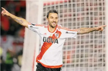  ??  ?? Ignacio Scocco anotó cinco goles para que River Plate avanzara a semifinale­s. /GETTY IMAGES