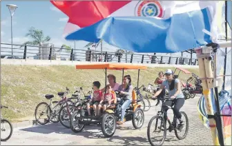  ??  ?? Varias actividade­s se prevén por la fiestas patrias. Ayer la costanera fue sitio de recreo para las personas que aprovechar­on para andar en bicicleta, volar pandorgas y pasear.