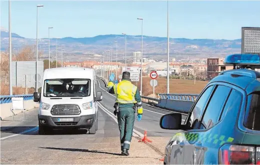  ??  ?? Uno de los controles de movilidad entre Castilla-La Mancha y otras comunidade­s