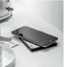  ??  ?? Discret. Avec ce dock à induction à inviter sur le plan de travail de la cuisine, nos smartphone­s se rechargent sans fil aucun et plus rapidement, pour des économies d’énergie au quotidien. 290 €. Mobalpa.