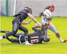  ?? FOTO: FLORIAN WOLF ?? Lennies McFerren (rechts) war einer der wichtigste­n Spieler der Ravensburg Razorbacks in ihrer ersten GFL1-Saison.