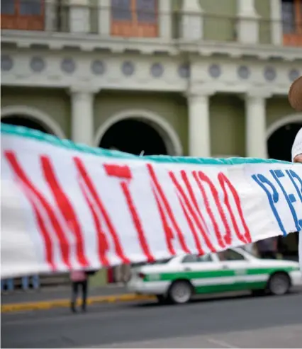  ??  ?? M As ações de rua, chamando a atenção para a dura realidade, são uma constante. No entanto, no México, o jornalismo continua a ser escrito com sangue. Desde 2006 morreram 117 jornalista­s, dos quais sete nos cinco primeiros meses de 2019