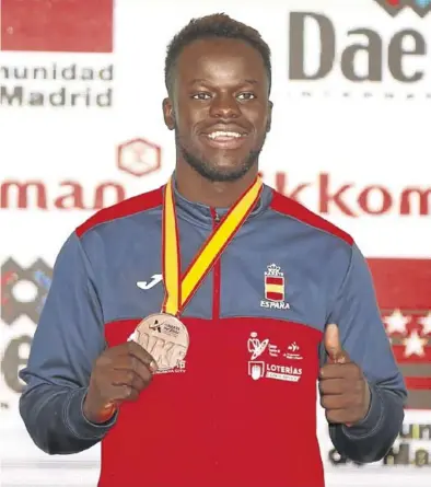  ?? VÍCTOR LERENA ?? Babacar Seck posa sonriente con la medalla de bronce conquistad­a ayer.