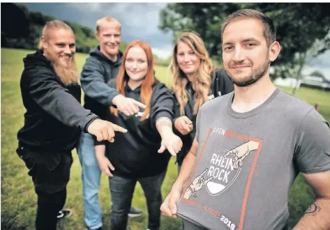  ?? RP-FOTO: RALPH MATZERATH ?? Das Rhein-Rock-Team um den Vorsitzend­en Jan von den Driesch (vorne rechts) stellte das Festival-Programm auf der Bürgerwies­e vor.