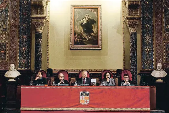  ?? ÀLEX GARCIA ?? Raül Digón, Josep Maria Bricall, Joan Elias, Luisa Gutiérrez y Jordi Matas, ayer en el paraninfo de la Universita­t de Barcelona