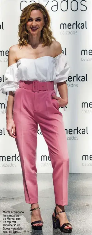  ??  ?? Marta acompañó las sandalias de Merkal con un top “off shoulders” de Guess y pantalón rosa de Zara.