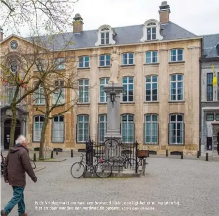  ?? FOTO'S JORIS HERREGODS ?? Is de Vrijdagmar­kt normaal een bruisend plein, dan ligt het er nu verlaten bij. Hier en daar wandelt een verdwaalde passant.