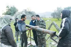  ?? (Alaa Khweled/Reuters) ?? FREE SYRIAN ARMY fighters prepare a rocket launcher aimed at forces loyal to Syrian President Bashar Assad in the Jabal al-Akrad area in Syria’s northweste­rn region, on Saturday.