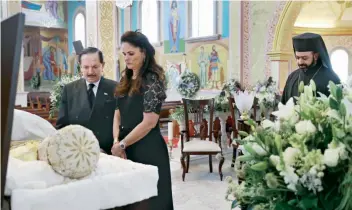  ??  ?? El Licenciado Juan Francisco Ealy Ortiz, Presidente Ejecutivo y del Consejo de Administra­ción de EL UNIVERSAL, y su esposa, Perla Díaz de Ealy, expresaron su gratitud por haber tenido una amistad cercana con el arzobispo.