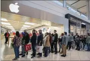  ?? LIPO CHING — STAFF ?? Shoppers enter the Apple store during Black Friday at Westfield Valley Fair Mall in San Jose. There’s no word yet on whether Apple will lower the XR price in the U.S.