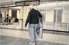  ?? E. JASON WAMBSGANS Chicago Tribune/TNS ?? A shopper finds a last-minute bargain at Spring Hill Mall – which is closing after 43 years – on March 20 in West Dundee, Illinois. Nationwide, the number of malls declined about 17% per year from 2017 to 2022, and many more are expected to close in the next 10 years.