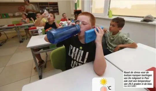  ?? Foto DICK DEMEY ?? Naast de stress voor de toetsen kampen leerlingen van De mAgneet in Peer ook met een temperatuu­r van 29,5 graden in de klas.