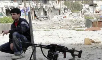  ?? (أ. ف.پ) ?? شاب يقاتل إلى جانب الجيش الحر خلال استراحة محارب في شارع صلاح الدين بحلب