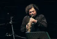  ??  ?? Album Dall’alto: Mirko Guerrini insieme al super trio Torrio! formato da Paul Gabrowsky (piano) e Niko Schauble; insieme a Stefano Bollani e David Riondino e durante un concerto di qualche anno fa