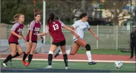  ?? PHOTO BY IGNACIO CERVANTES ?? Palos Verdes sophomore forward Gemma Pappas, who scored a goal, breezes past three JSerra defenders during the Sea Kings' 4-2CIF-SS Division 1semifinal win Saturday.