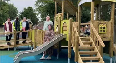  ?? Pictures: Reading Borough Council ?? TIME TO PLAY:
Councillor­s celebratin­g the launch of the new Coley play area (above) and in Whitley (below)