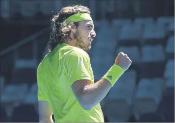  ??  ?? El griego Stefanos Tsitsipas será el rival de Rafa Nadal mañana en cuartos de final. El manacorí brilló sometiendo en tres sets a Fabio Fognini, mientras que el heleno ni saltó a la cancha por lesión del italiano Matteo Berrettini