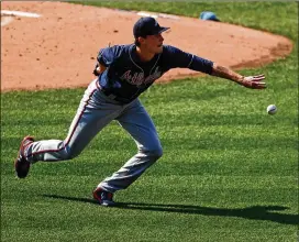  ?? ADAM HUNGER / AP ?? Dansby Swanson had praise Sunday for Braves starter Max Fried (fielding a ground ball Saturday against the Mets) after the pitcher’s solid performanc­e.