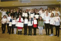  ?? Foto: Romi Löbhard ?? Bei der Urkundenüb­ergabe in der Aula des Ignaz-Kögler-Gymnasiums freuten sich die Teilnehmer aus dem Landsberge­r Raum über ihre Bewertunge­n.