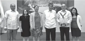  ?? CONTRIBUTE­D PHOTO ?? OUTSTANDIN­G PARTNER. National Economic and Developmen­t Authority (NEDA) 7 Regional Director Efren B. Carreon (2nd from right) accepts the Outstandin­g Partner award for Report on Regional Economic Developmen­ts in the Philippine­s given by the Bangko...