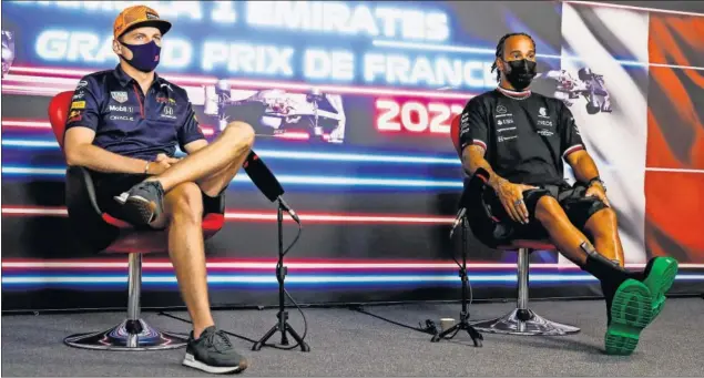  ??  ?? Max Verstappen y Lewis Hamilton responden preguntas ayer durante la rueda de prensa oficial de la FIA, previa al GP de Francia en el circuito de Paul Ricard.
