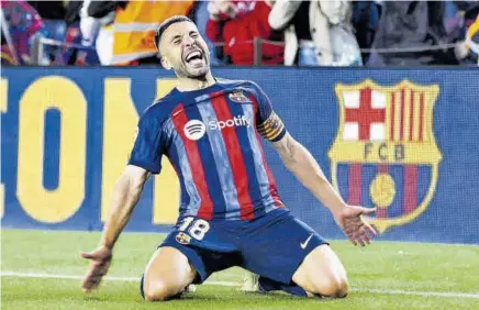  ?? DAVID RAMÍREZ ?? Jordi Alba besó el escudo tras celebrar por todo lo alto el gol ante Osasuna
//