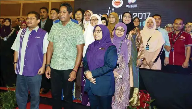  ??  ?? KHAIRY Jamaluddin (tengah) bersama peserta seminar selepas menyampaik­an ucapan perasmian.