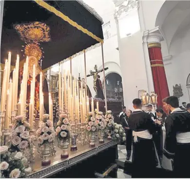  ?? FOTOS: ANDRÉS CARRASCO. ?? La Virgen de la Amargura, ayer en La Coronada tras suspender su salida.