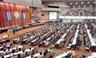  ?? AP ?? La asamblea del parlamento cubano inició luego que Raúl Castro y Miguel Díaz-Canel ingresaron al Palacio de las Convencion­es.