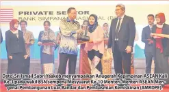  ??  ?? Dato’ Sri Ismail Sabri Yaakob menyampaik­an Anugerah Kepimpinan ASEAN Kali Ke-3 pada wakil BSN sempena Mesyuarat Ke-10 Menteri-Menteri ASEAN Mengenai Pembanguna­n Luar Bandar dan Pembasmian Kemiskinan (AMRDPE).