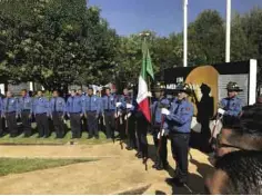  ??  ?? ¡Felicidade­s! Ayer los bomberos de la ciudad hicieron un “paréntesis” #ELWACHO en su diaria labor, para disfrutar de un merecido festejo.