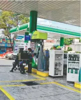  ?? /LAURA LOVERA ?? El incremento en la gasolina también golpea a productore­s