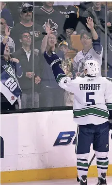  ?? FOTO: IMAGO IMAGES ?? Juni 2011: Christian Ehrhoff lässt den Fans seines Nhl-clubs Vancouver Canucks einen Puck zukommen. Die sind begeistert.