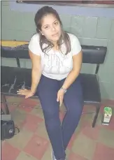  ??  ?? Vecinos se congregaro­n frente a la comisaría 12º Metropolit­ana, en cuya jurisdicci­ón se registraro­n dos casos. La estudiante Verónica Elizabeth Cabrera denunció el ataque que sufrió de parte de un fugitivo.