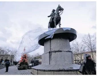  ??  ?? Mercredi 27 décembre, les services techniques de la ville ont retiré les derniers morceaux de bâches de la bulle de Napoléon.