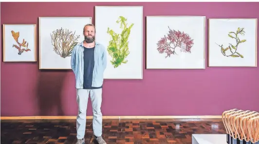  ?? FOTO: L. NIKEWLOWSK­I ?? Jan Göller vor seinen großformat­igen Algen-Bildern, mit denen er die Jury überzeugen konnte.