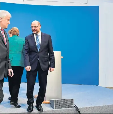  ?? [ AFP ] ?? Ministerka­russel: Der CSU-Politiker Horst Seehofer (li.) Martin Schulz (SPD) das Außenminis­terium übernehmen. Angela Merkel (CDU) bleibt Kanzlerin.