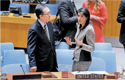  ??  ?? Nikki Haley, representa­nte de EU en Naciones Unidas, conversa con su par surcoreano, Cho Tae-yul.