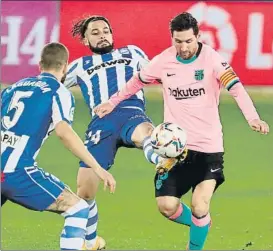  ?? FOTO: FCB ?? Jota Peleteiro, en pugna con Messi. El jugador del Alavés tiene pretendien­tes