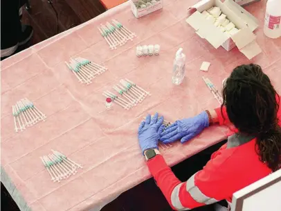  ??  ?? Una enfermera tiene todo preparado para que comience una vacunación masiva en Castilla y León