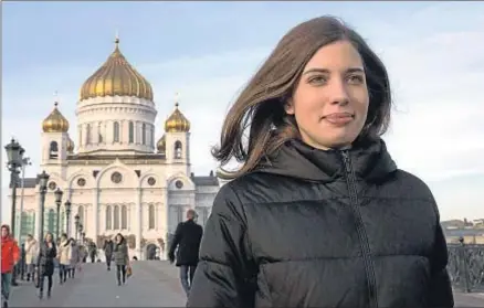  ?? YEVGENY FELDMAN / AFP ?? Tolokónnik­ova, ayer frente a la catedral de Cristo Salvador de Moscú, donde hicieron su performanc­e