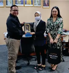  ?? ?? (From left) Muhamad Rahman presents a memento Latifah, as Curtin Malaysia external engagement officer Nita Bohari looks on.