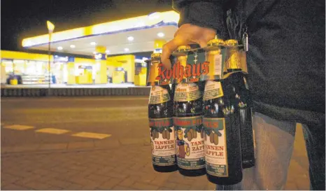  ?? FOTO: DPA ?? Ab heute gilt im Land das geänderte Polizeiges­etz. An Tankstelle­n und Kiosken kann wieder die ganze Nacht Alkohol gekauft werden.